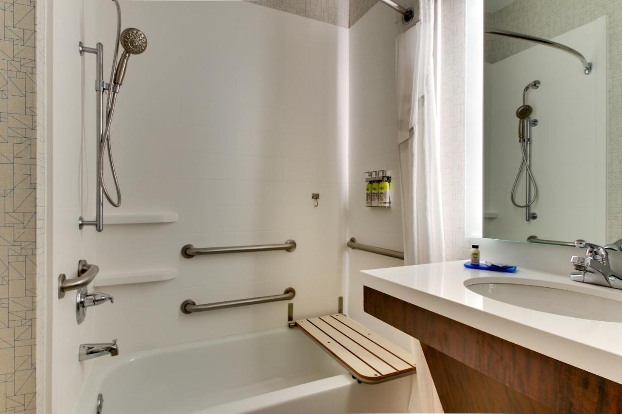 Queen Room with Two Queen Beds - Mobility Access Tub/Non-Smoking