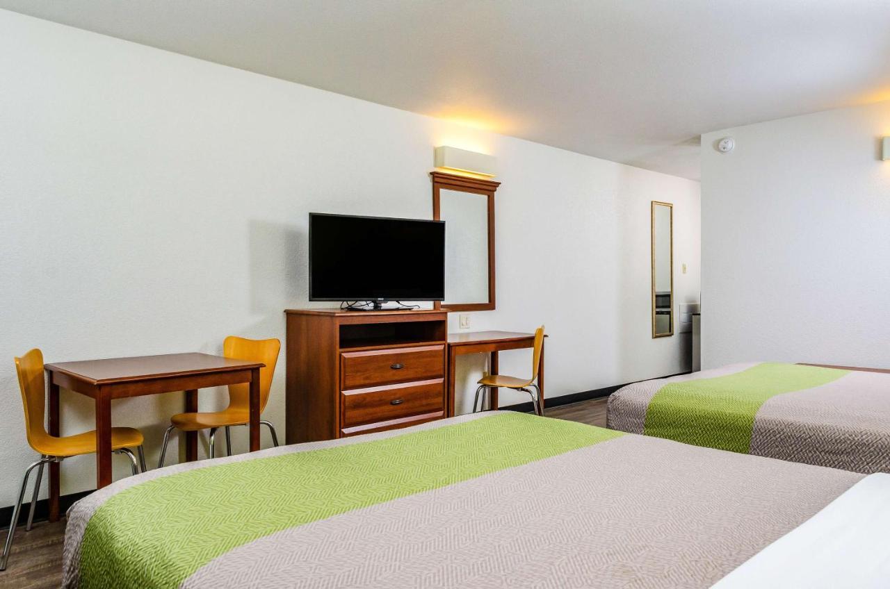 Deluxe Queen Room with Two Queen Beds - Non-Smoking