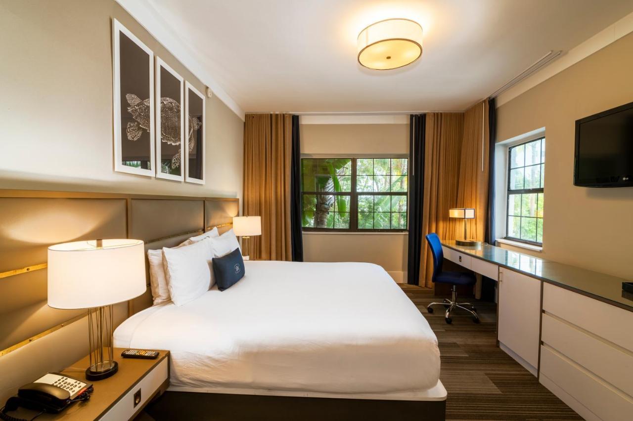 Luxuriöses Zimmer mit Kingsize-Bett und Poolblick