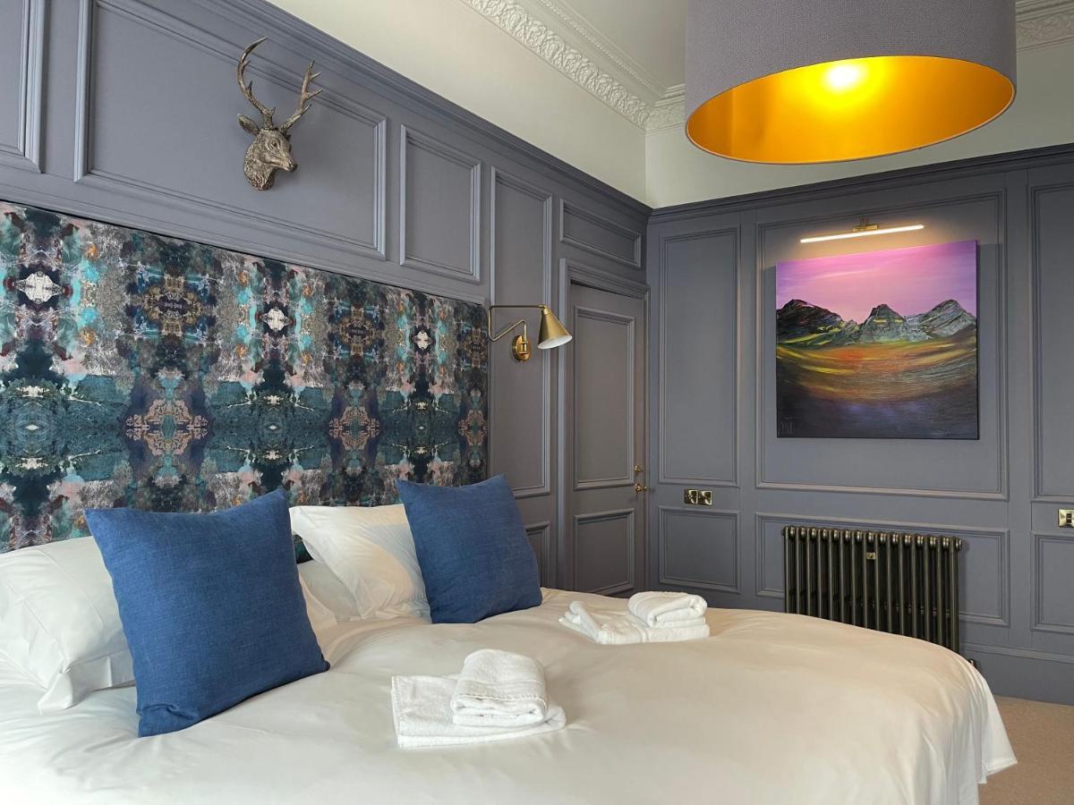 Habitación con cama extragrande.