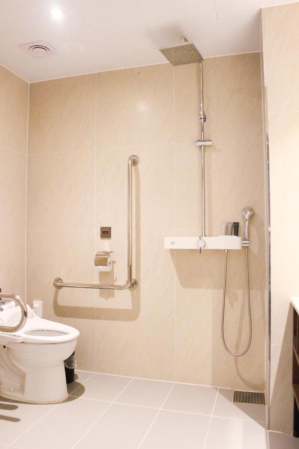 1 Queen Bed Mobility Accessible Room