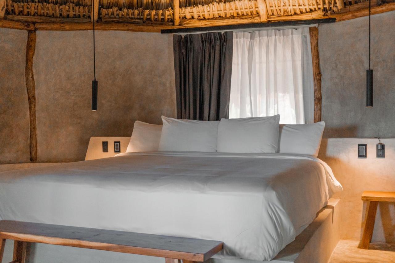 Habitación con cama grande y vistas al jardín