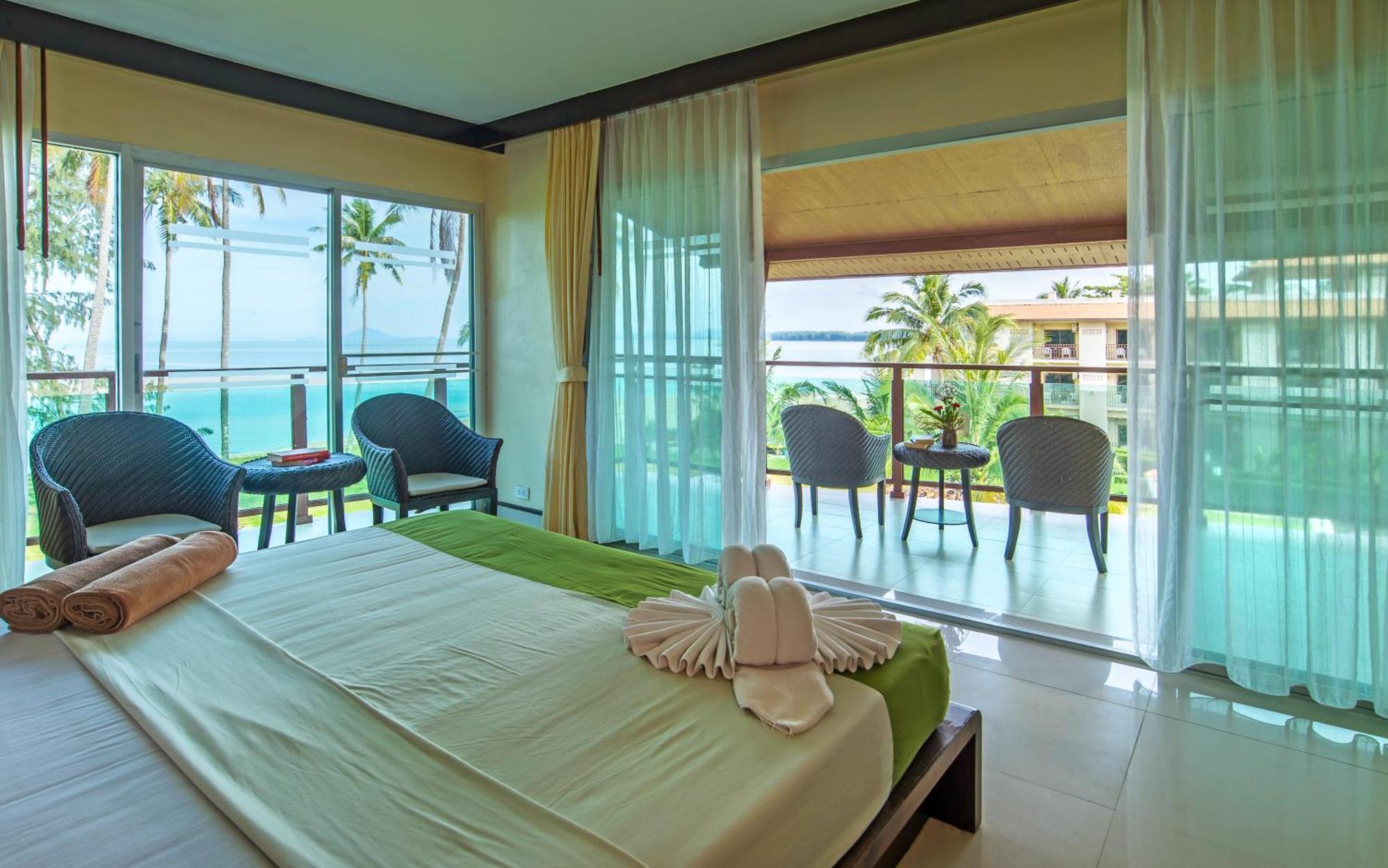 Beach Front Double Room Bathtub,1588094443:JPEG