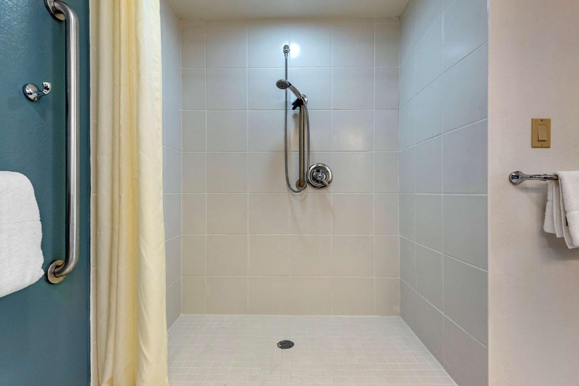 Standard King Room - Disability Access/Non-Smoking