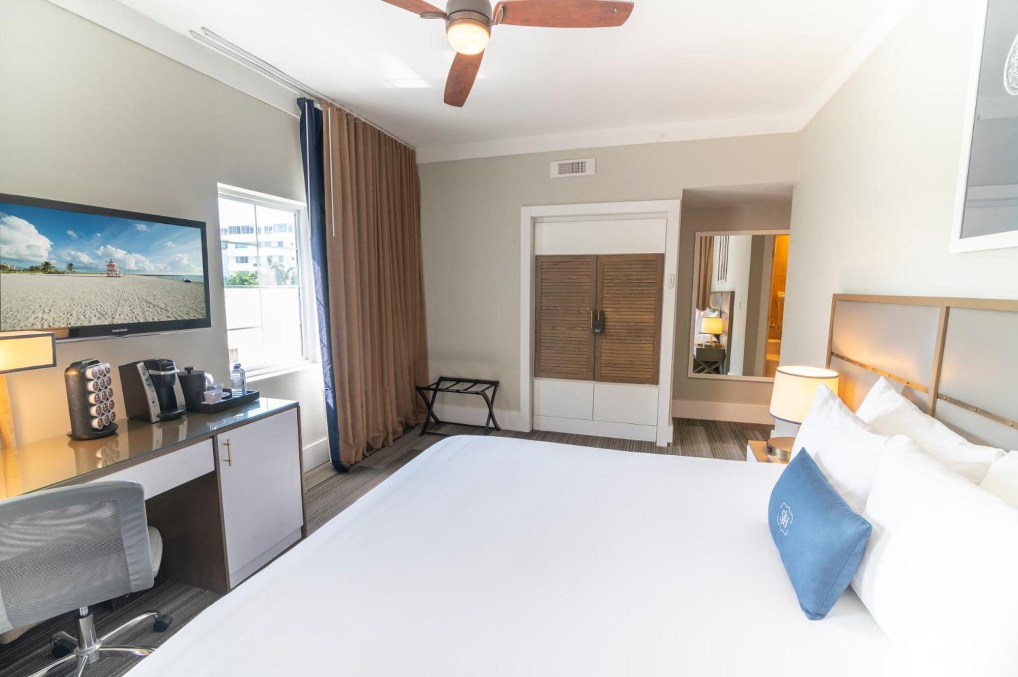 Deluxe Zimmer mit Kingsize-Bett und Stadtblick