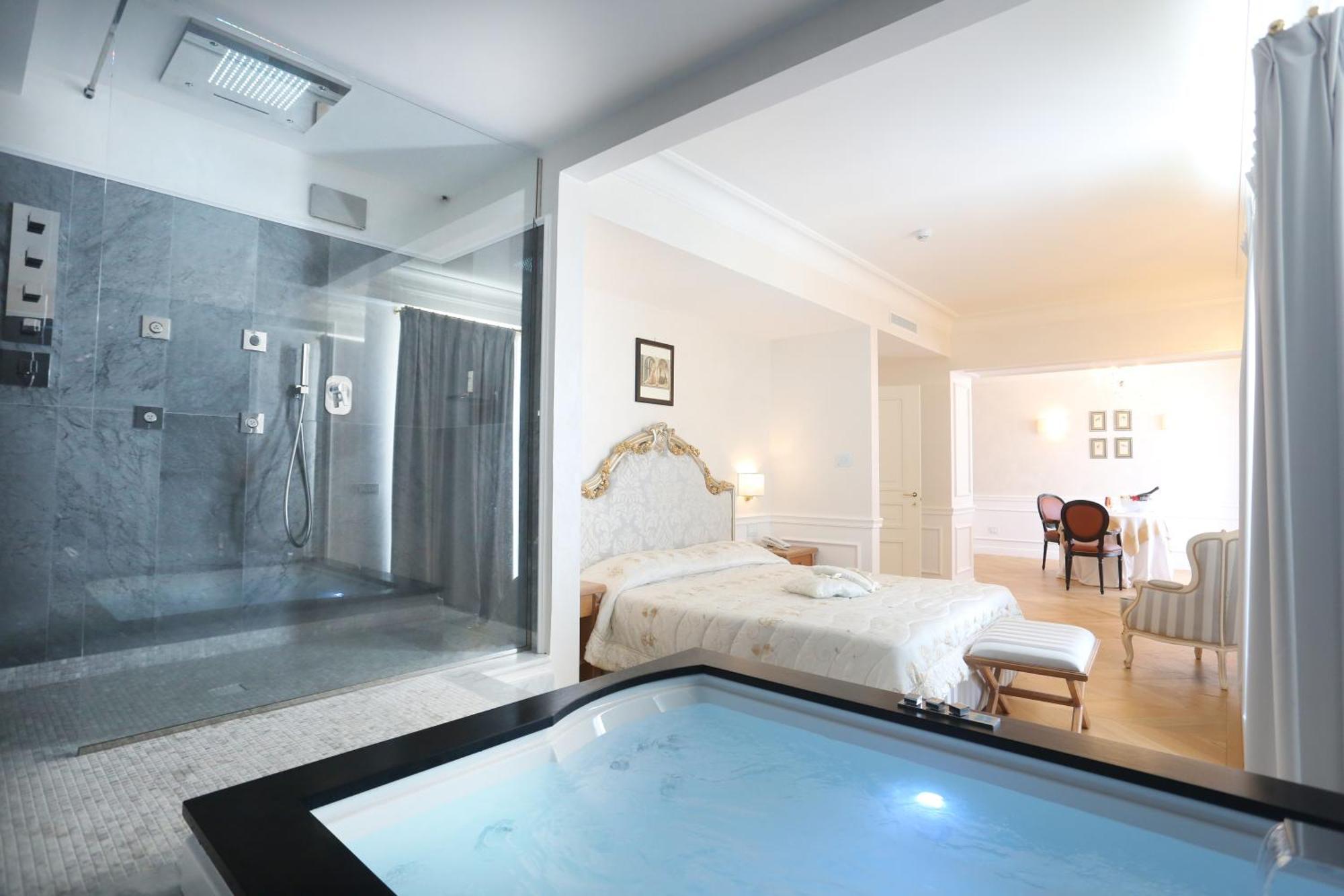 Deluxe Suite Spa Bath,1663741221:JPEG