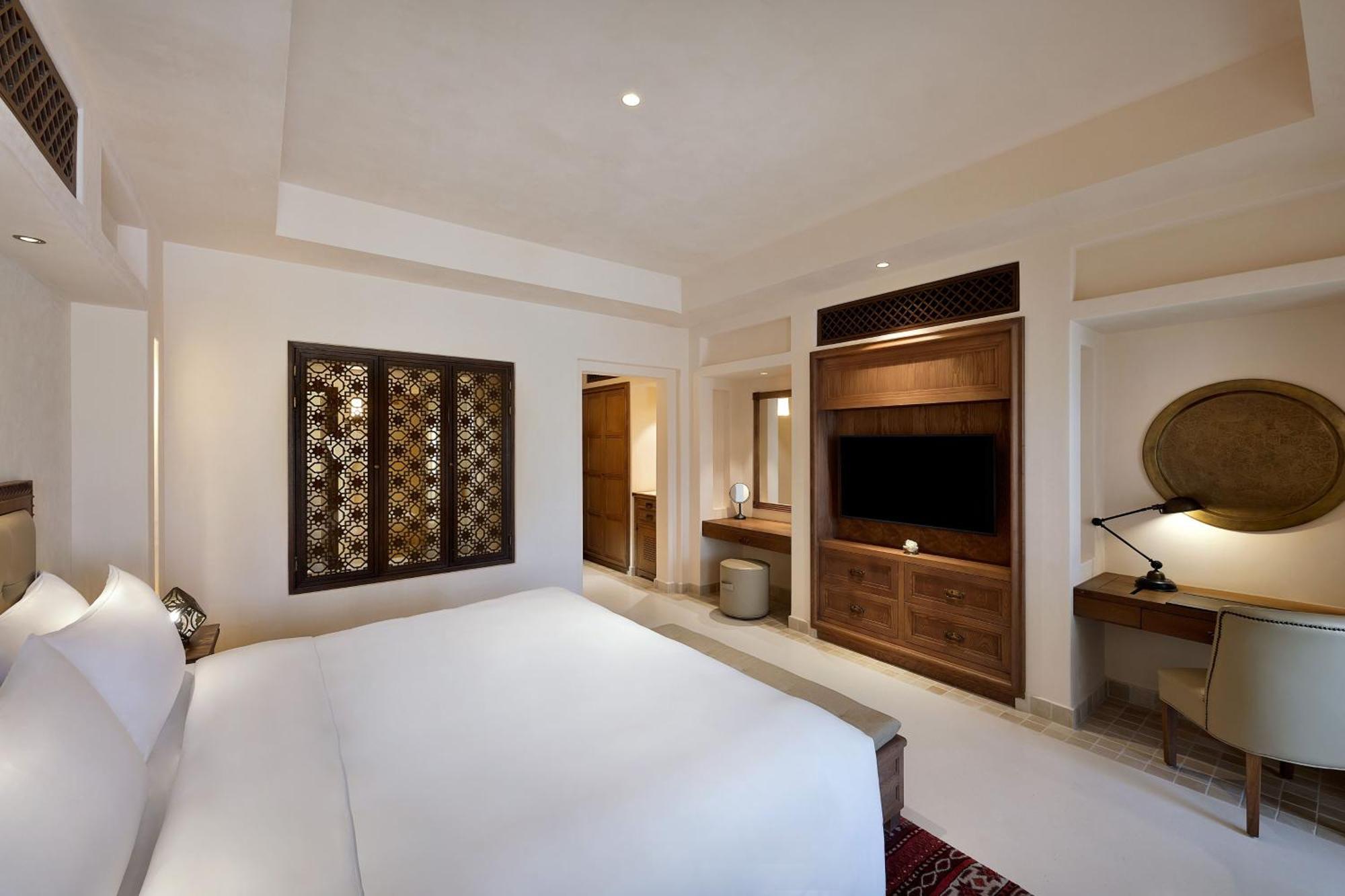 Deluxe, Guest room, 1 King, Desert view, Balcony