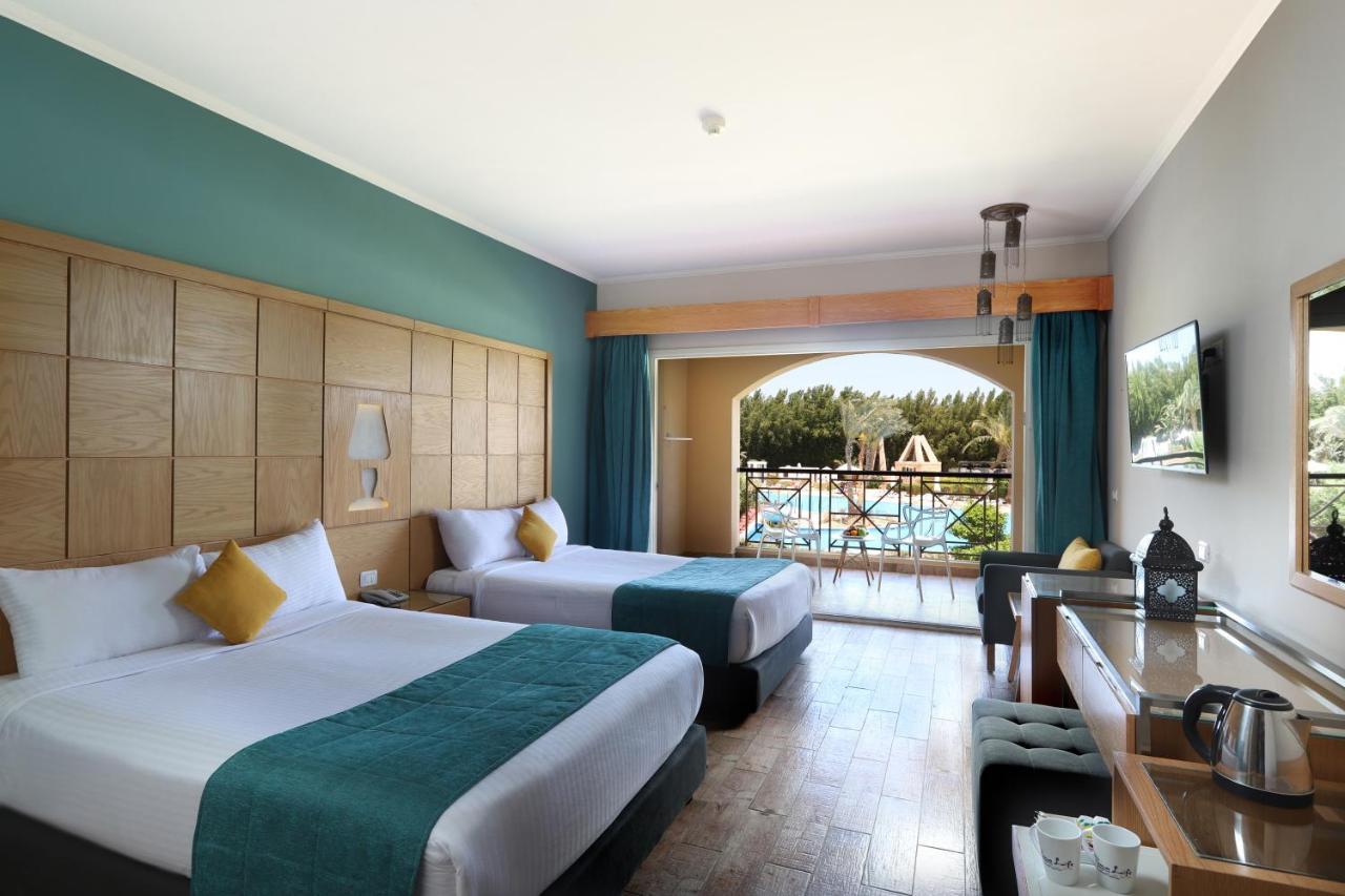 Quarto Triplo com Vista para a Piscina