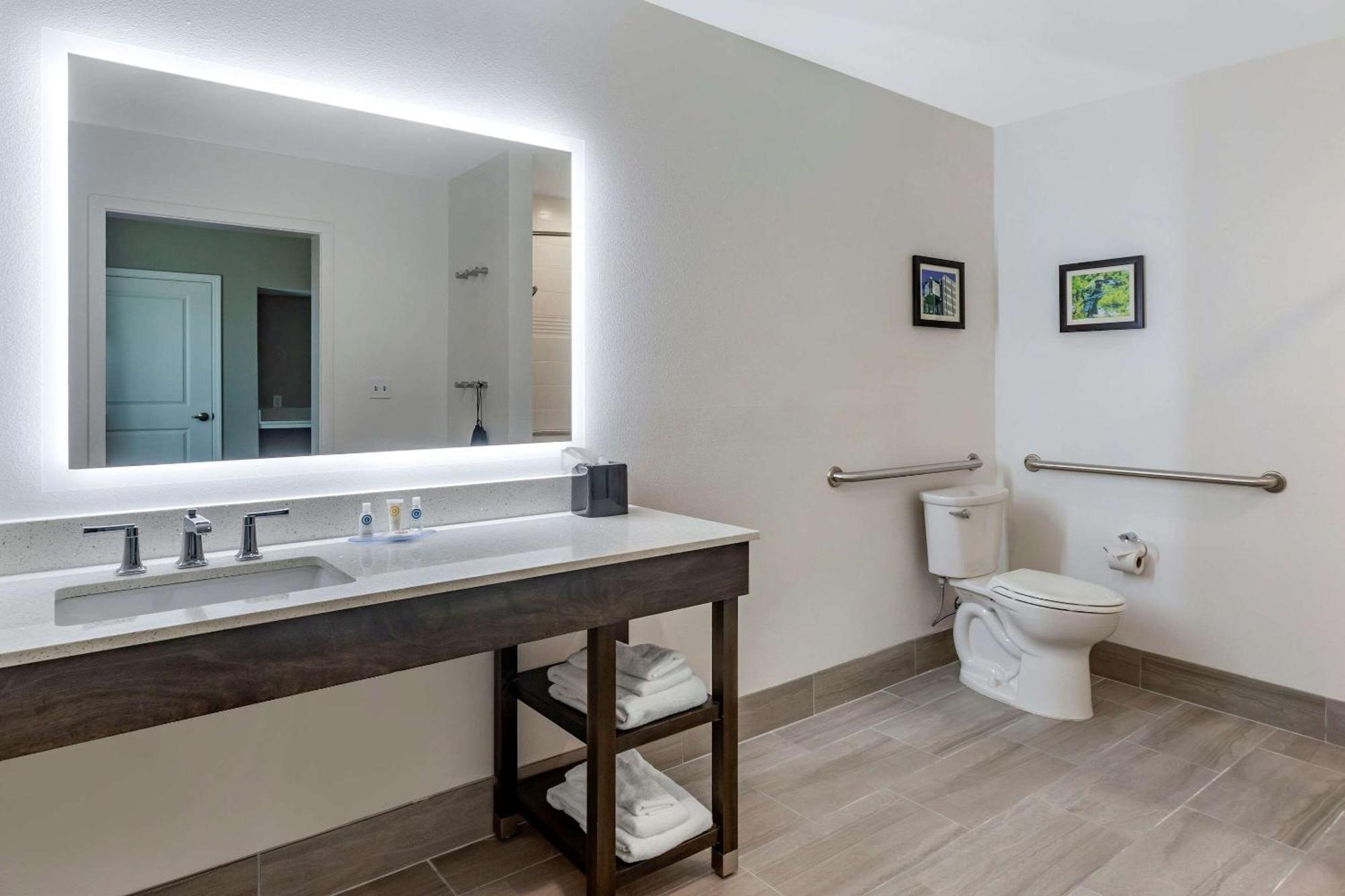 King Suite - Accessible/Non-Smoking