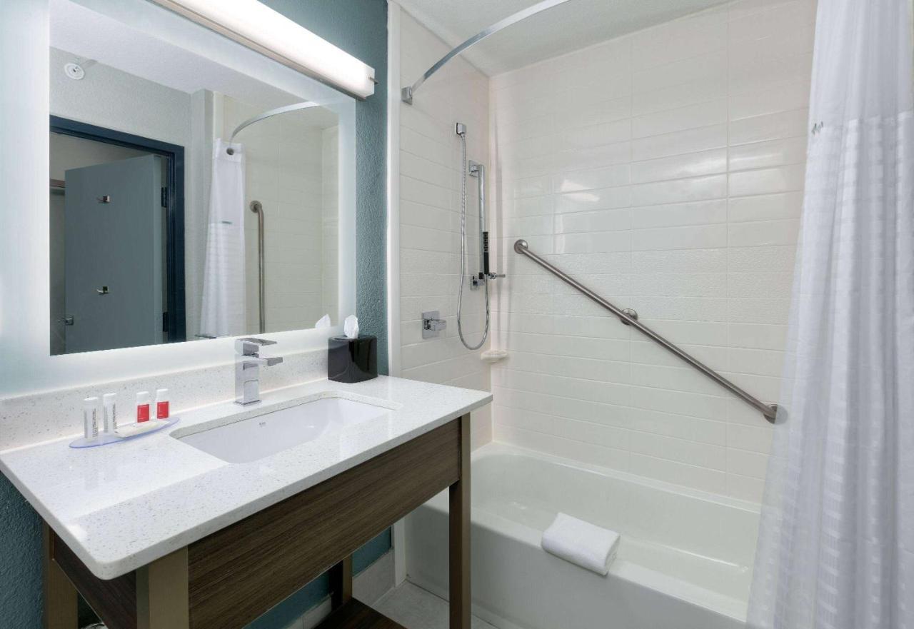 King Room with Mobility Access and Bathtub with Grab Bars, Non-Smoking