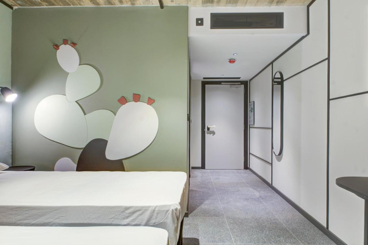 Quarto Standard com Cama de Casal ou 2 de Solteiro e Vista da Cidade