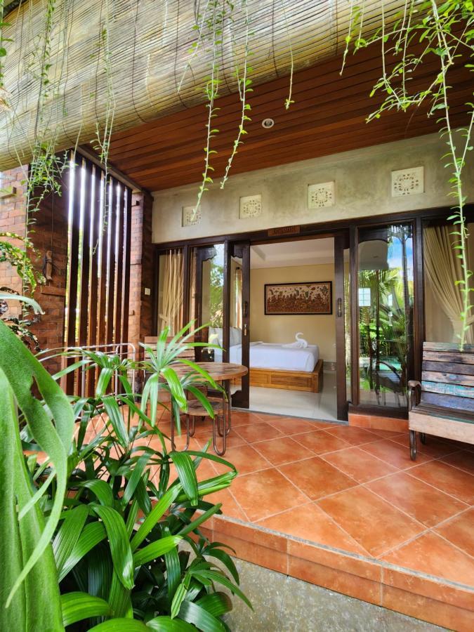 Quarto com Cama Queen-size e Vista da Piscina