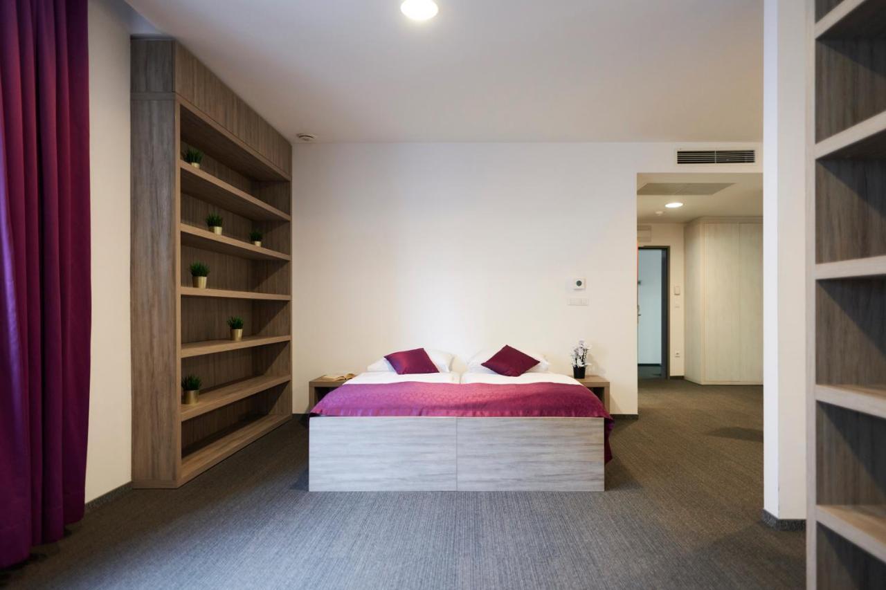 Family Room,1395114242:JPEG