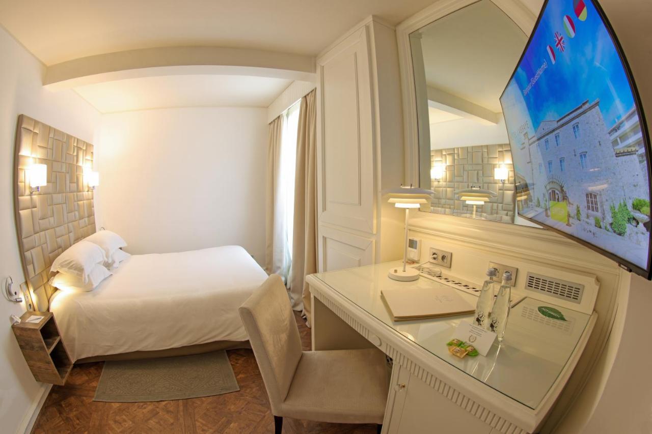 Zimmer mit Terrasse und Blick auf die Zitadelle und das Meer
