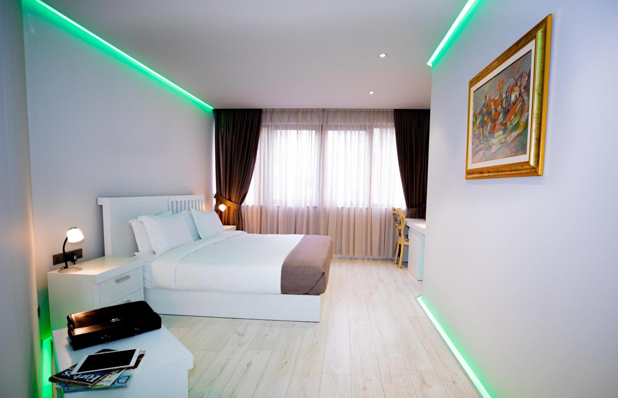 Habitación con cama extragrande.