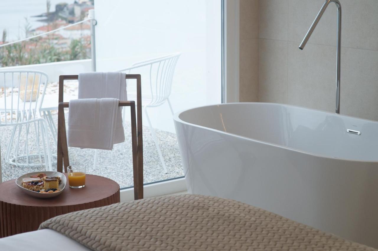 Habitación con cama extragrande y vistas al mar