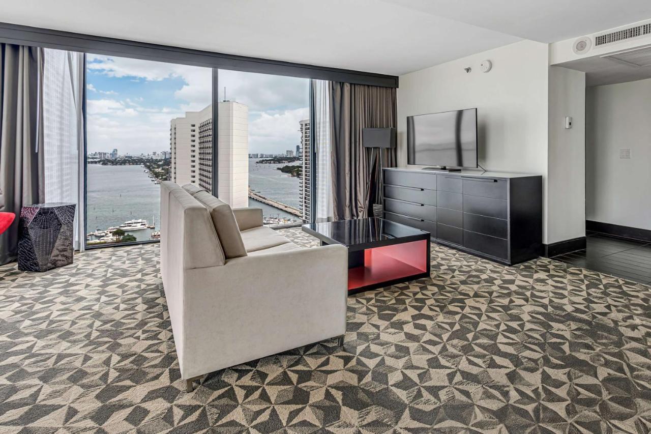 Junior Suite mit Kingsize-Bett und Blick auf die Bucht