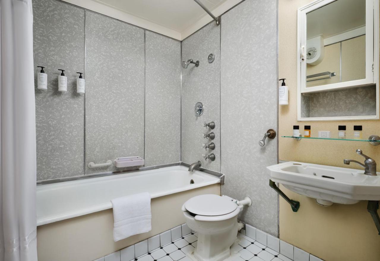 Camera Familiare con Letto King Size e Letti Singoli