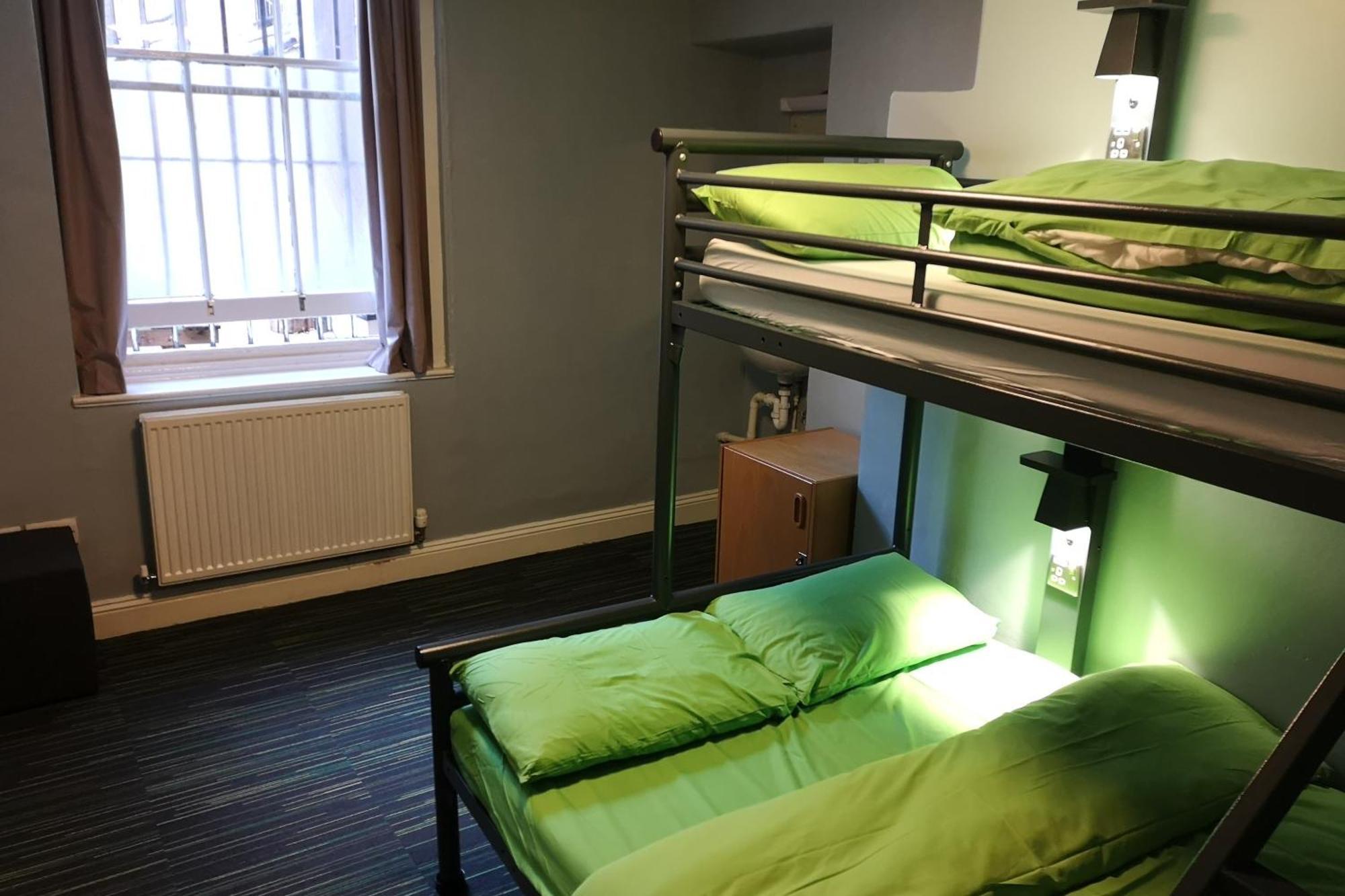 Habitación Doble Privada con 3 camas y baño compartido