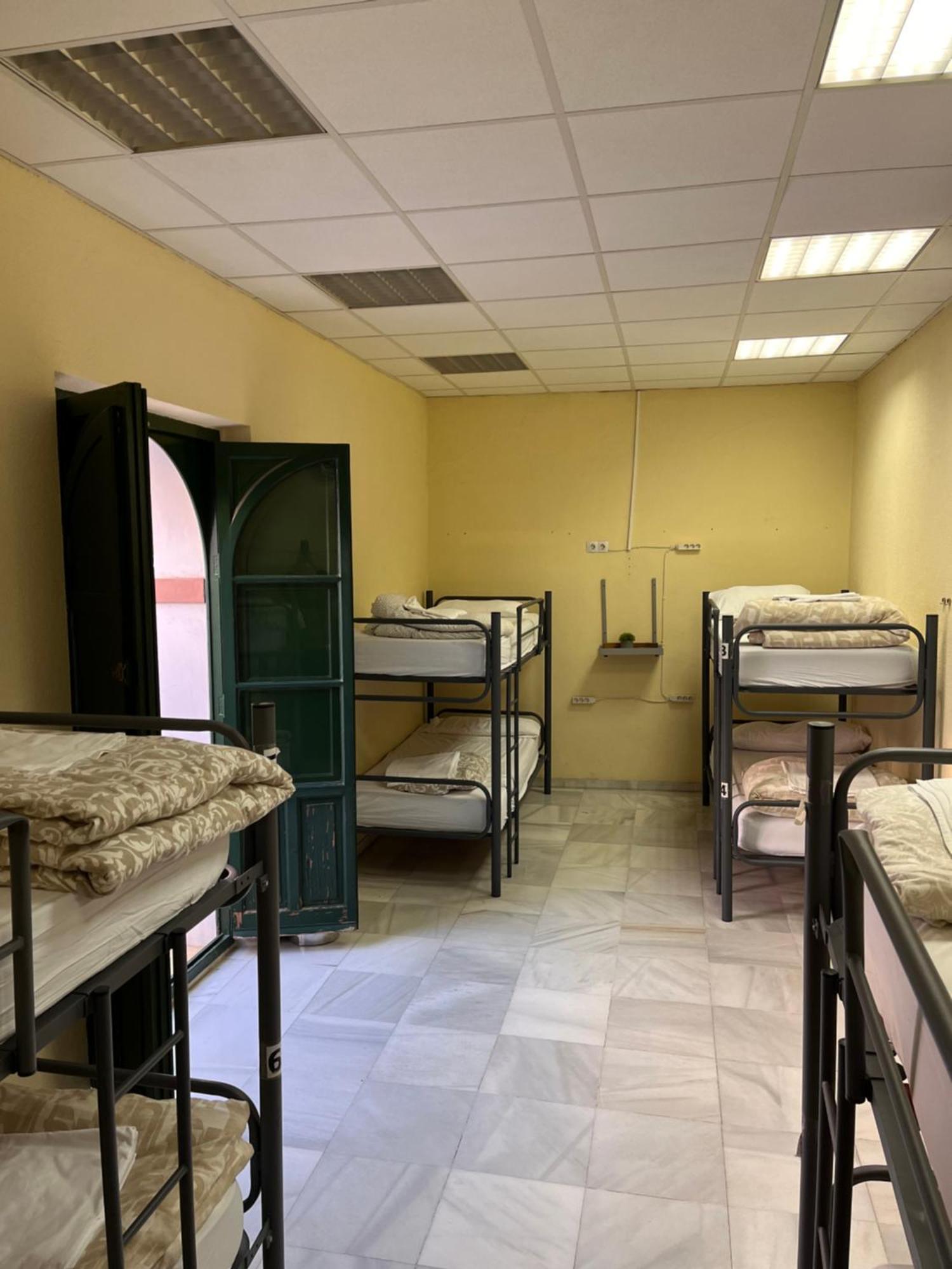 Dormitorio Femminile con 8 Letti