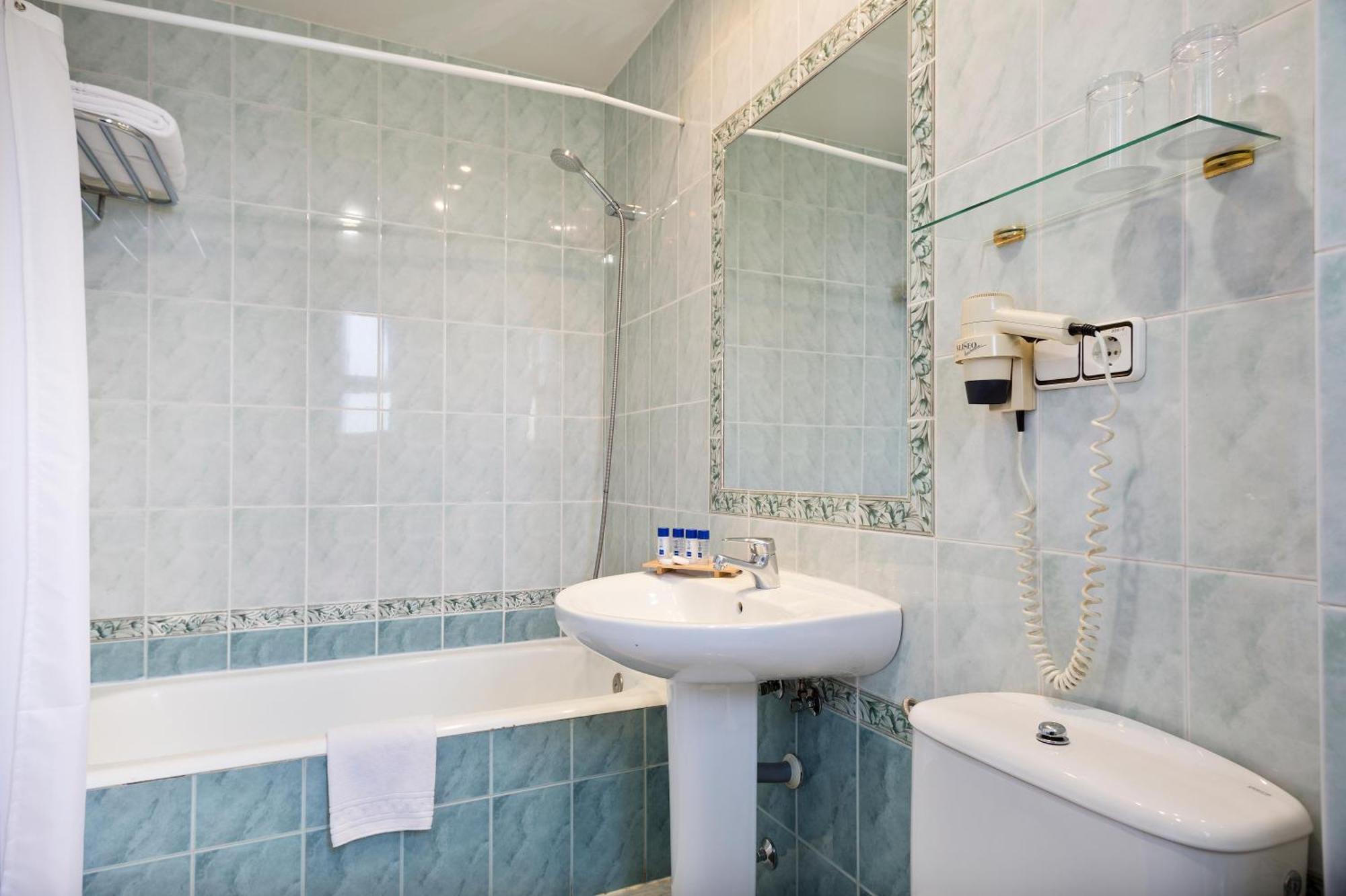 Quarto Superior com Cama de Casal ou 2 de Solteiro e Terraço