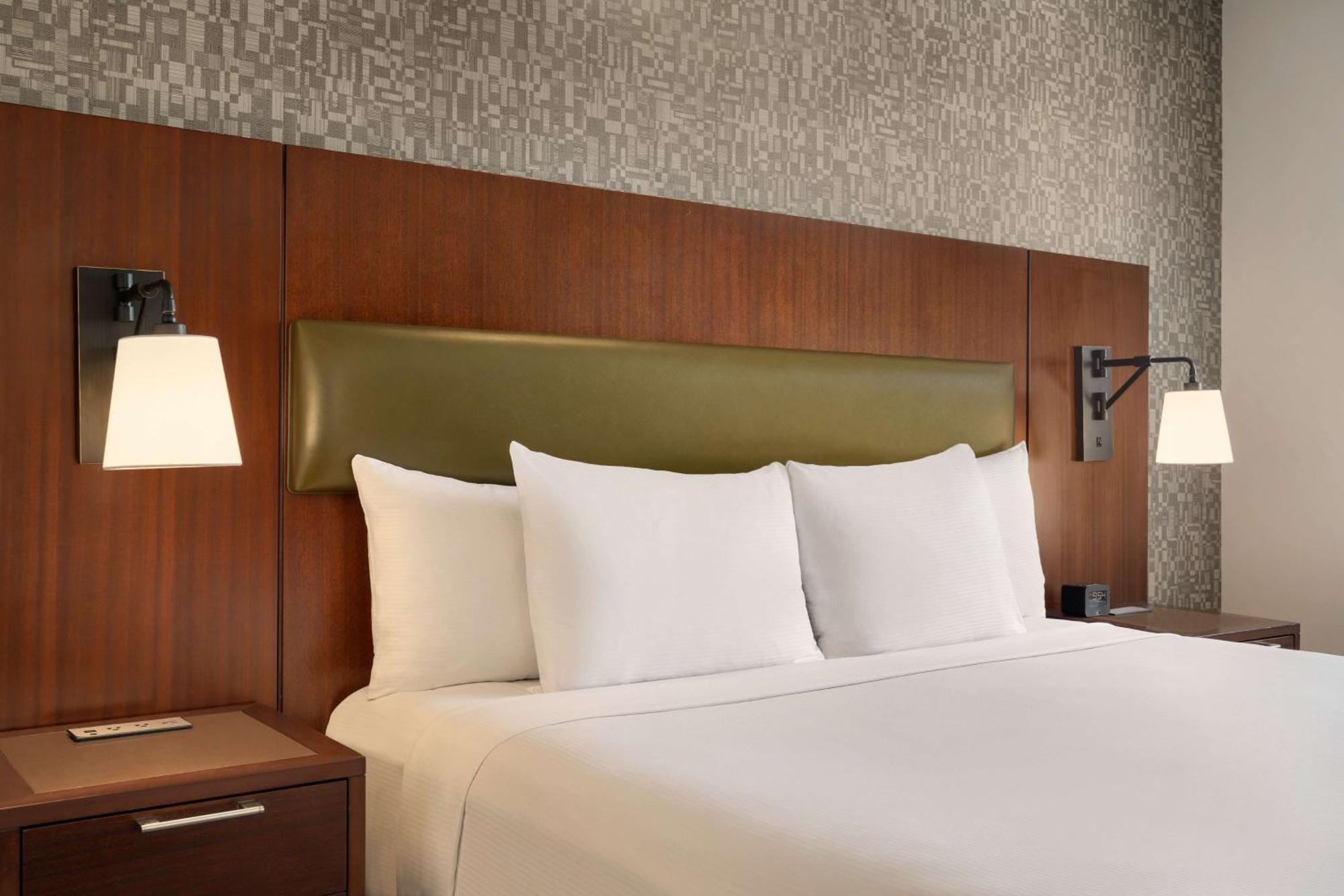 Quarto com Cama King-size e Vista da Cidade