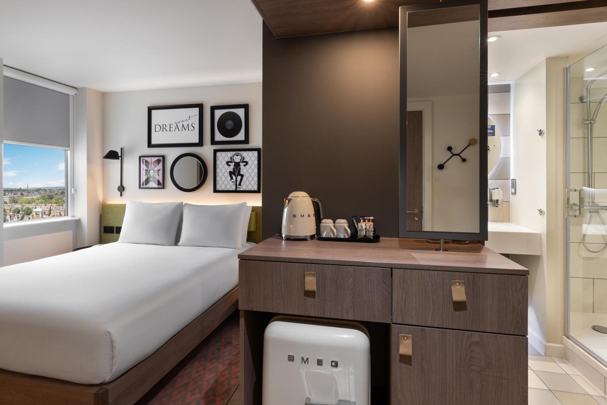 Habitación con cama grande