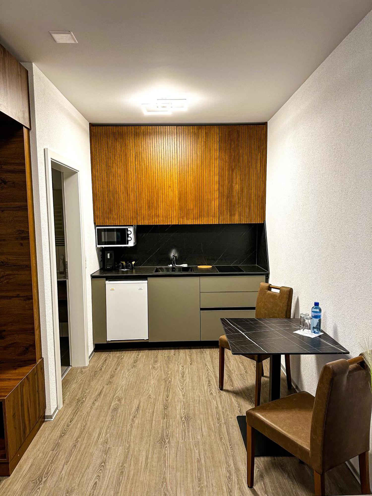 Deluxe Apartment Partial Lake View
