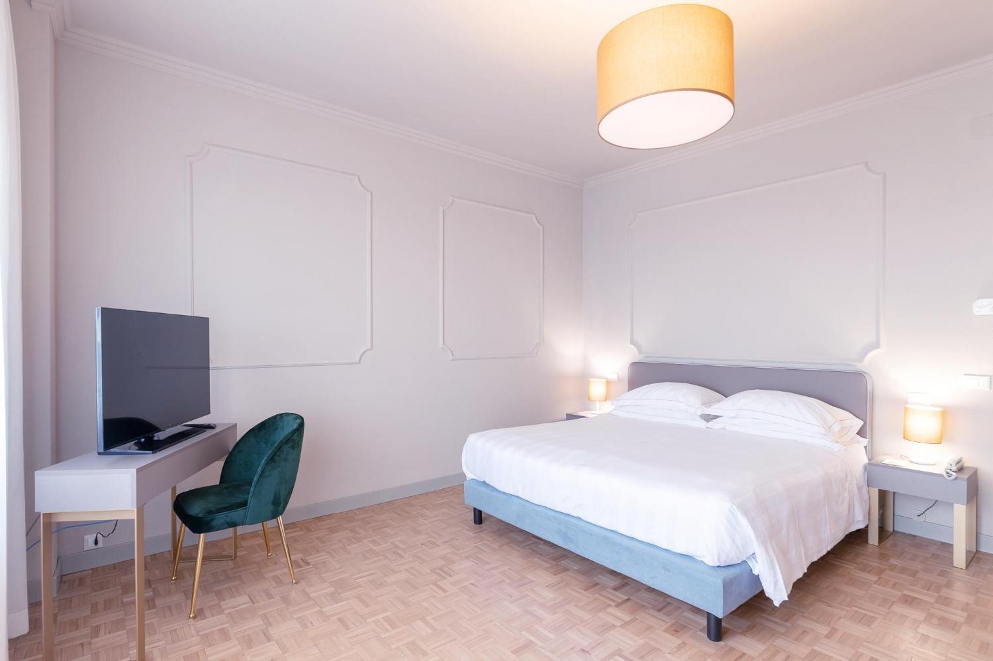 Panorama Kamer met Gedeeltelijk Uitzicht op Zee