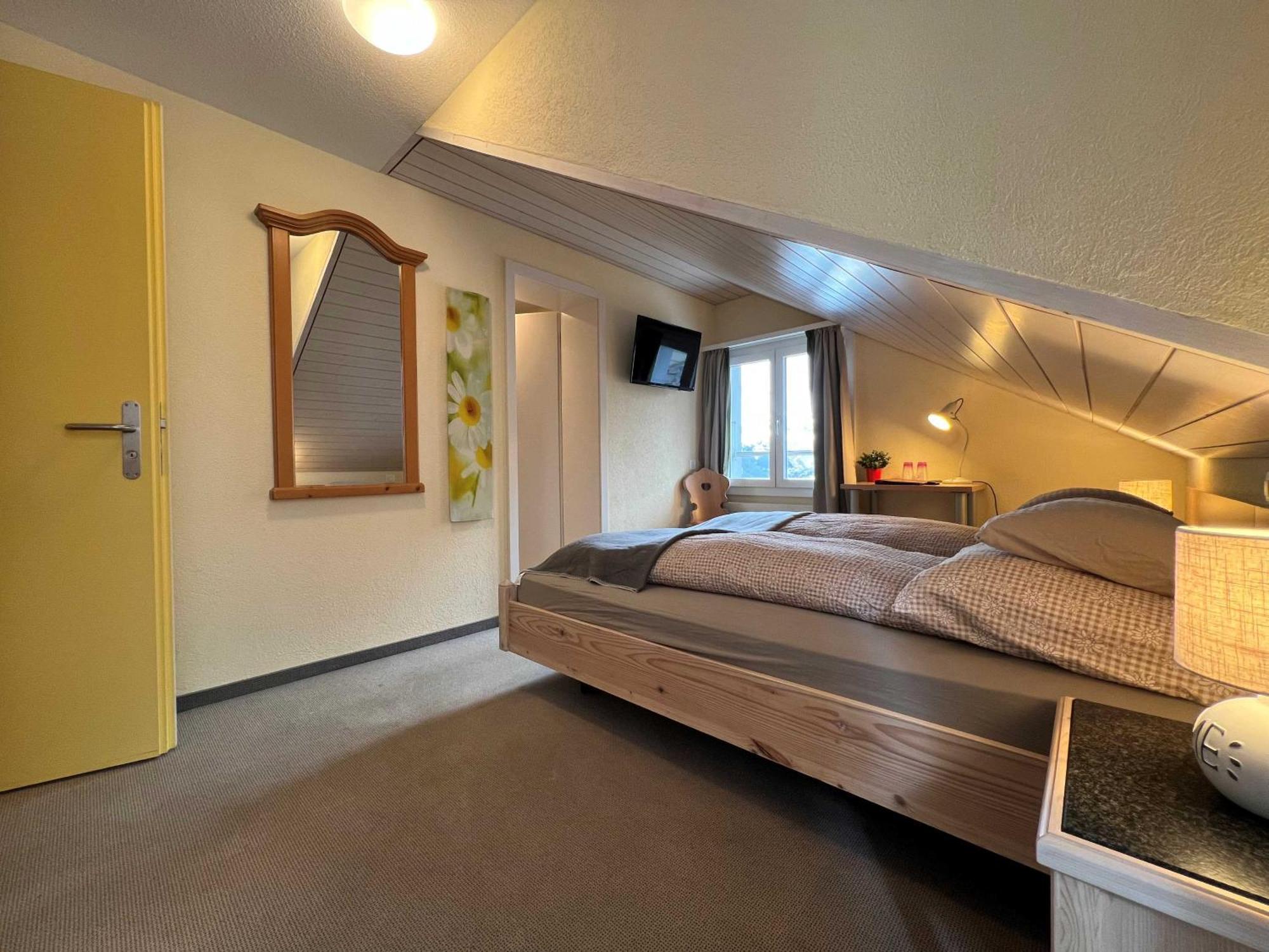 Kleine Tweepersoonskamer met Eigen Badkamer