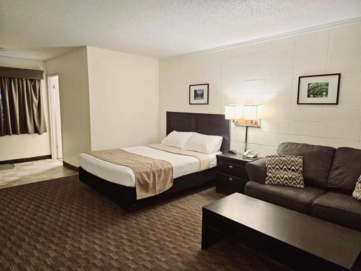 Queen Room,1590352255:JPEG