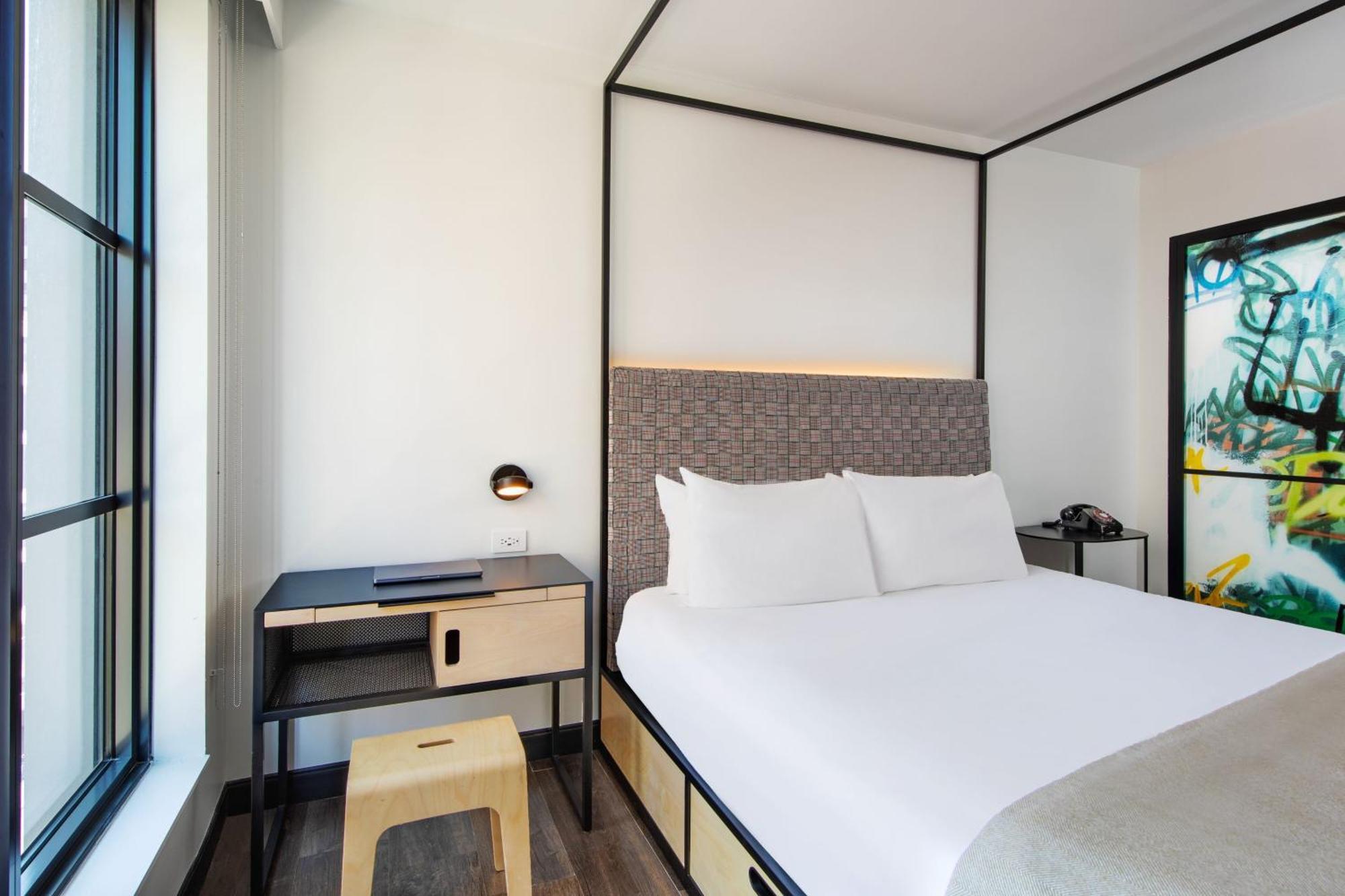 Habitación con cama extragrande.