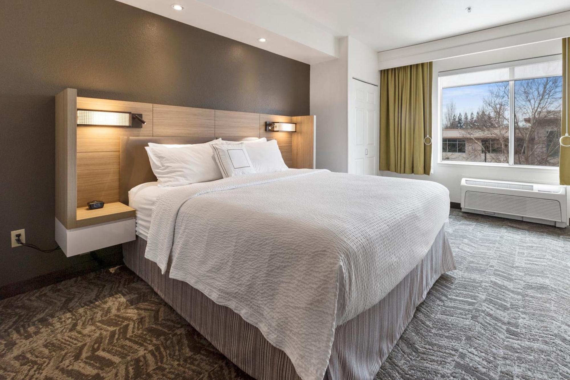 Suite, 1 King, Trundle bed,1594683788:JPEG