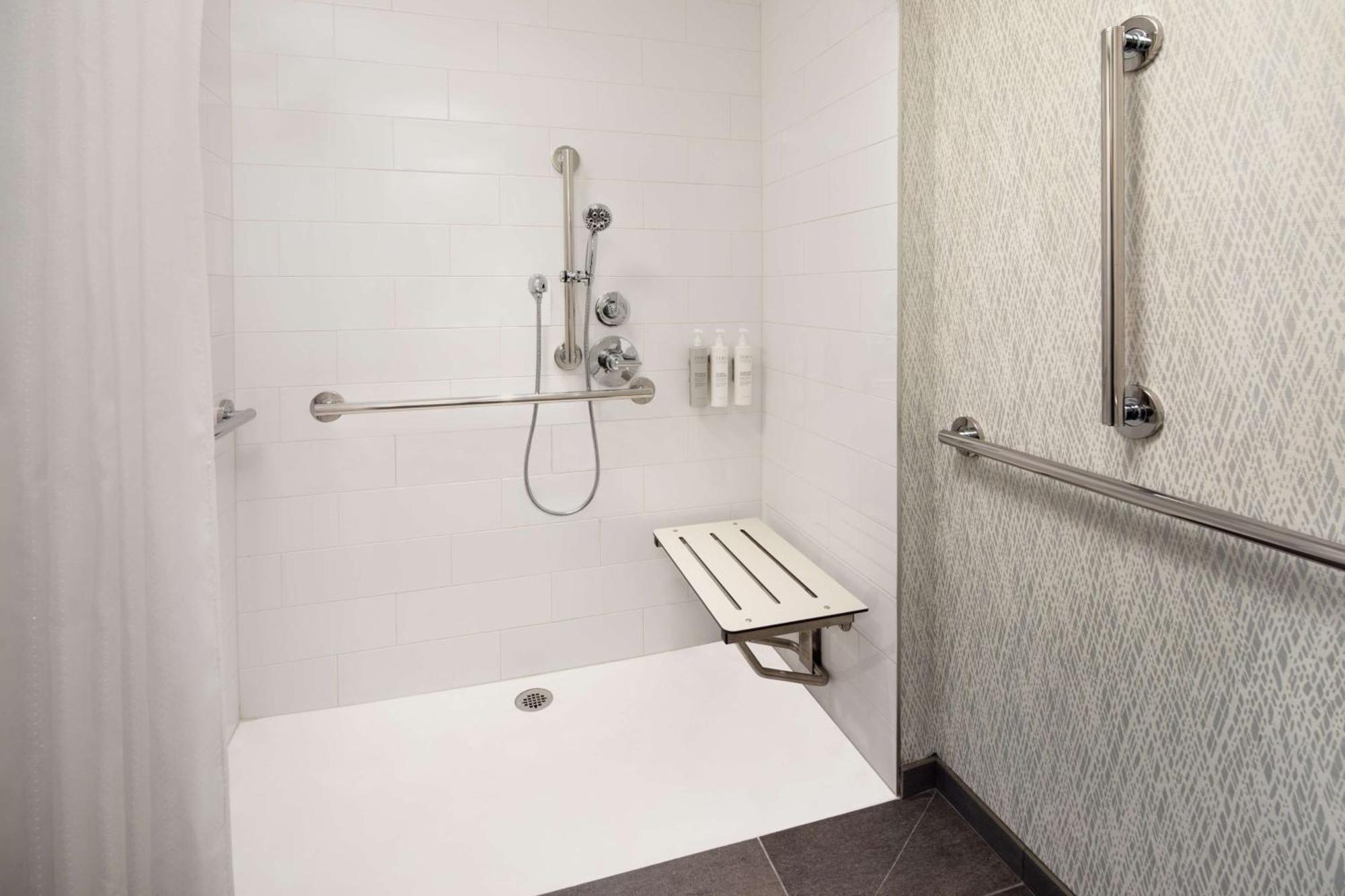 Eckzimmer mit Queensize-Bett und rollstuhlgerechter Dusche – barrierefrei