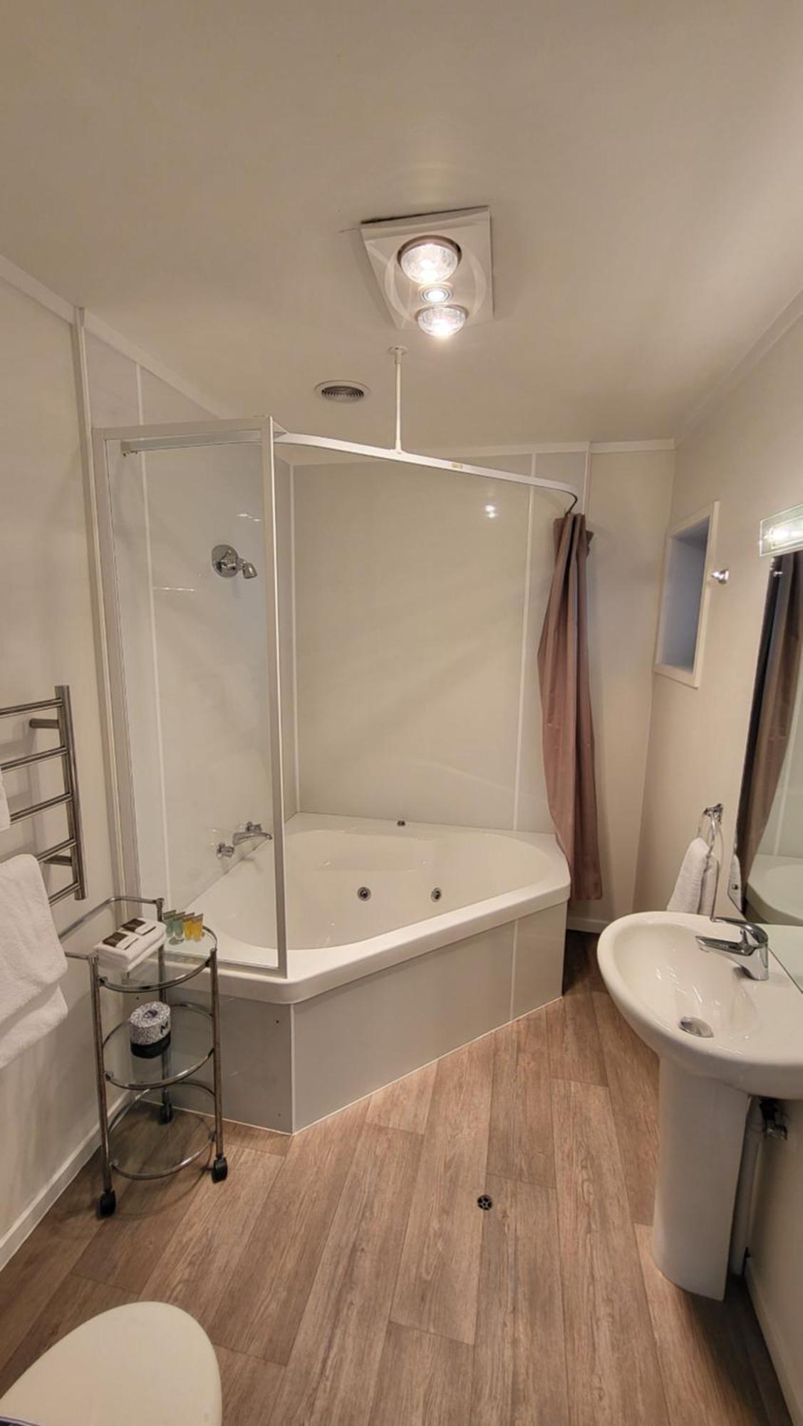 Studio Unit Spa Bath,1595407102:JPEG
