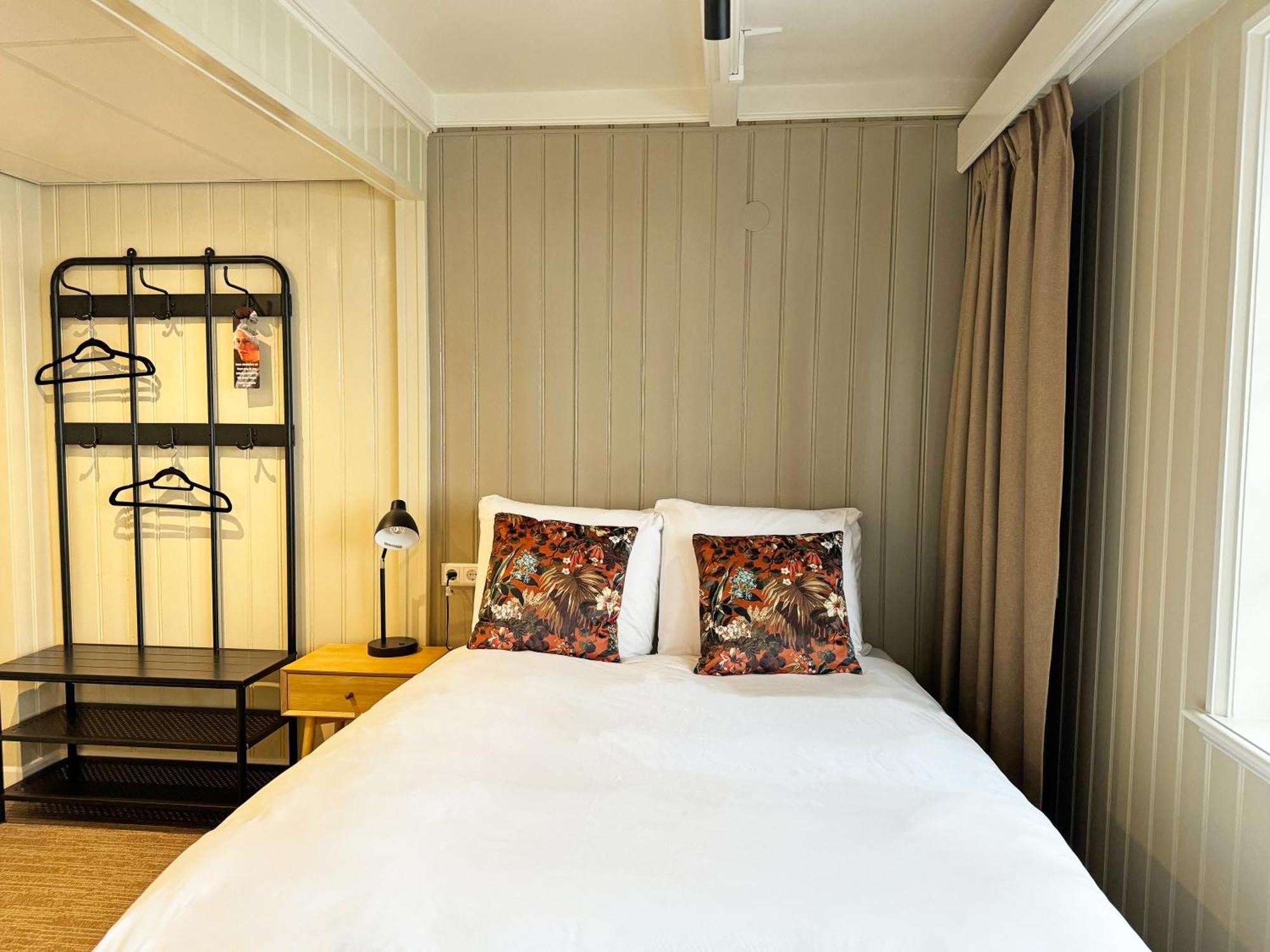 Queen Room with shower