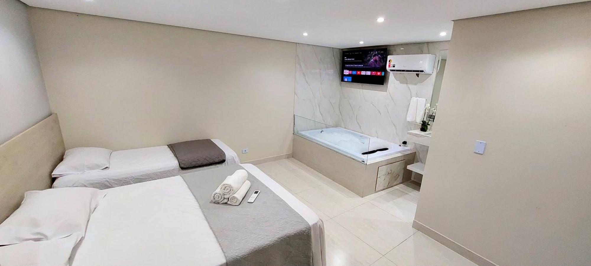 Quarto Triplo com Banheira de Hidromassagem
