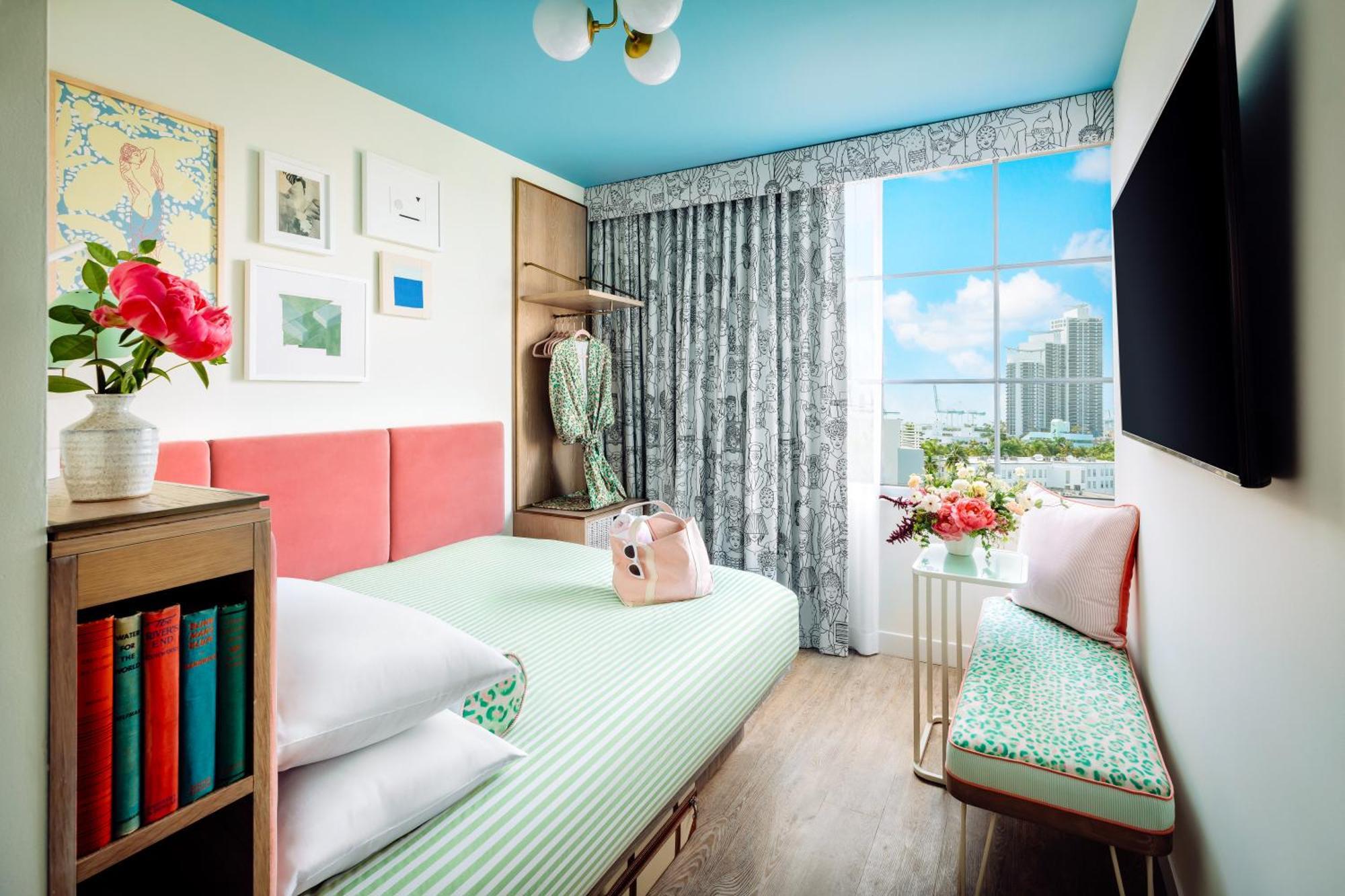 Standard Queen Room with City View,1613469305:JPEG