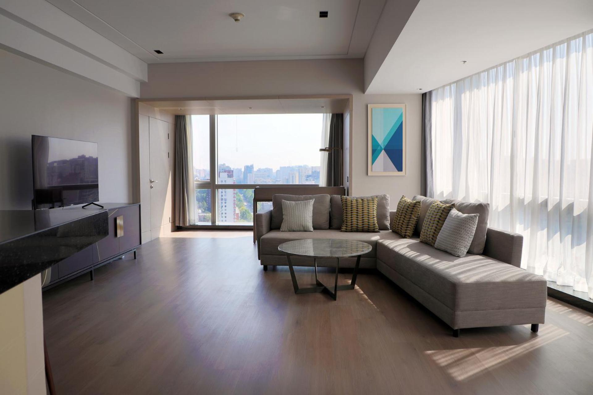 Executive Suite, 1 King (include Evening Alcohol Drinks & Light Buffet + 10% for Food & Beverage)