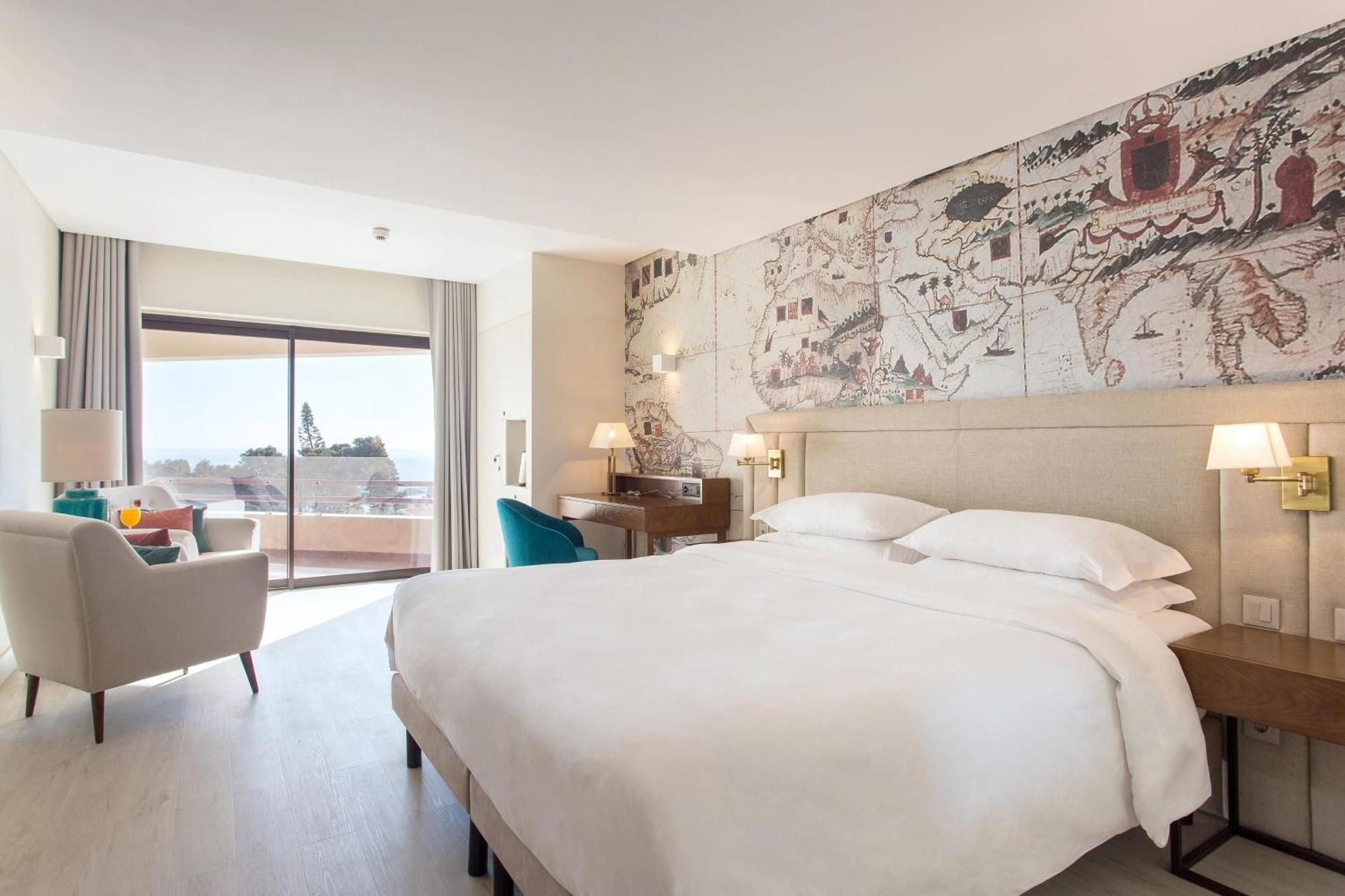 Zimmer mit 1 Queensize-Bett, Poolblick und Balkon