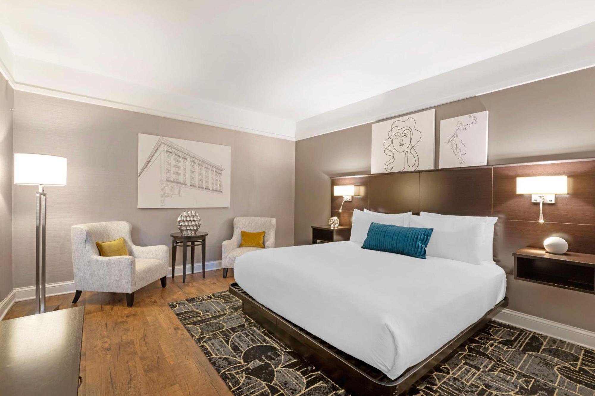 King Room with Roll-In Shower - Mobility Access,1620590214:JPEG