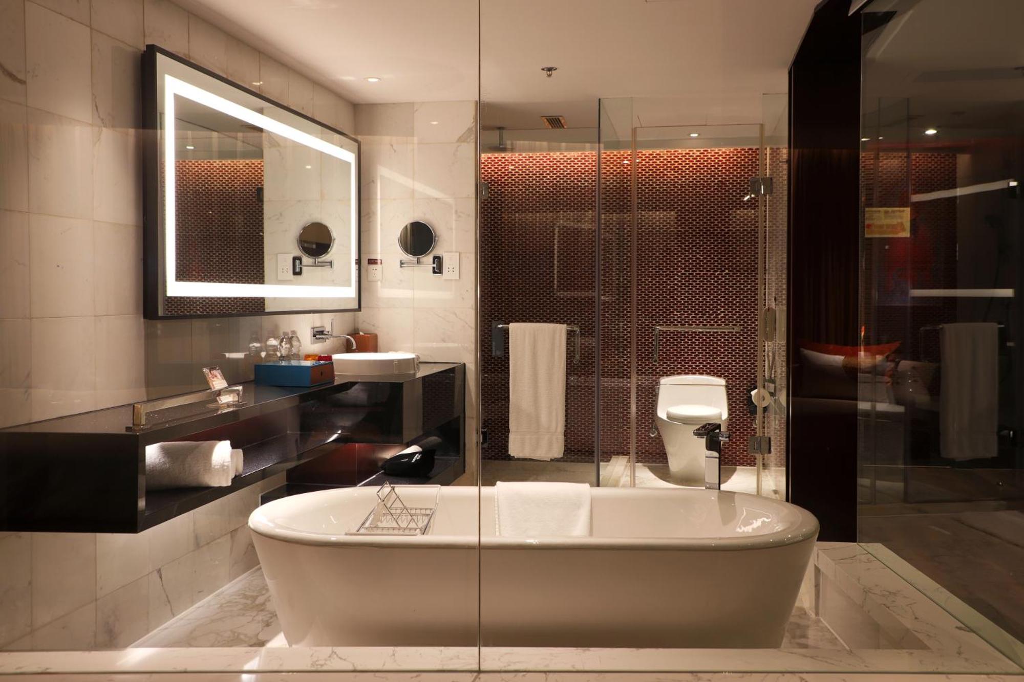 1 King Bed, Club Lounge Access, Guest Room (include Happy Hour Alcohol Drinks & Light Buffet + 10% for Food & Beverage)
