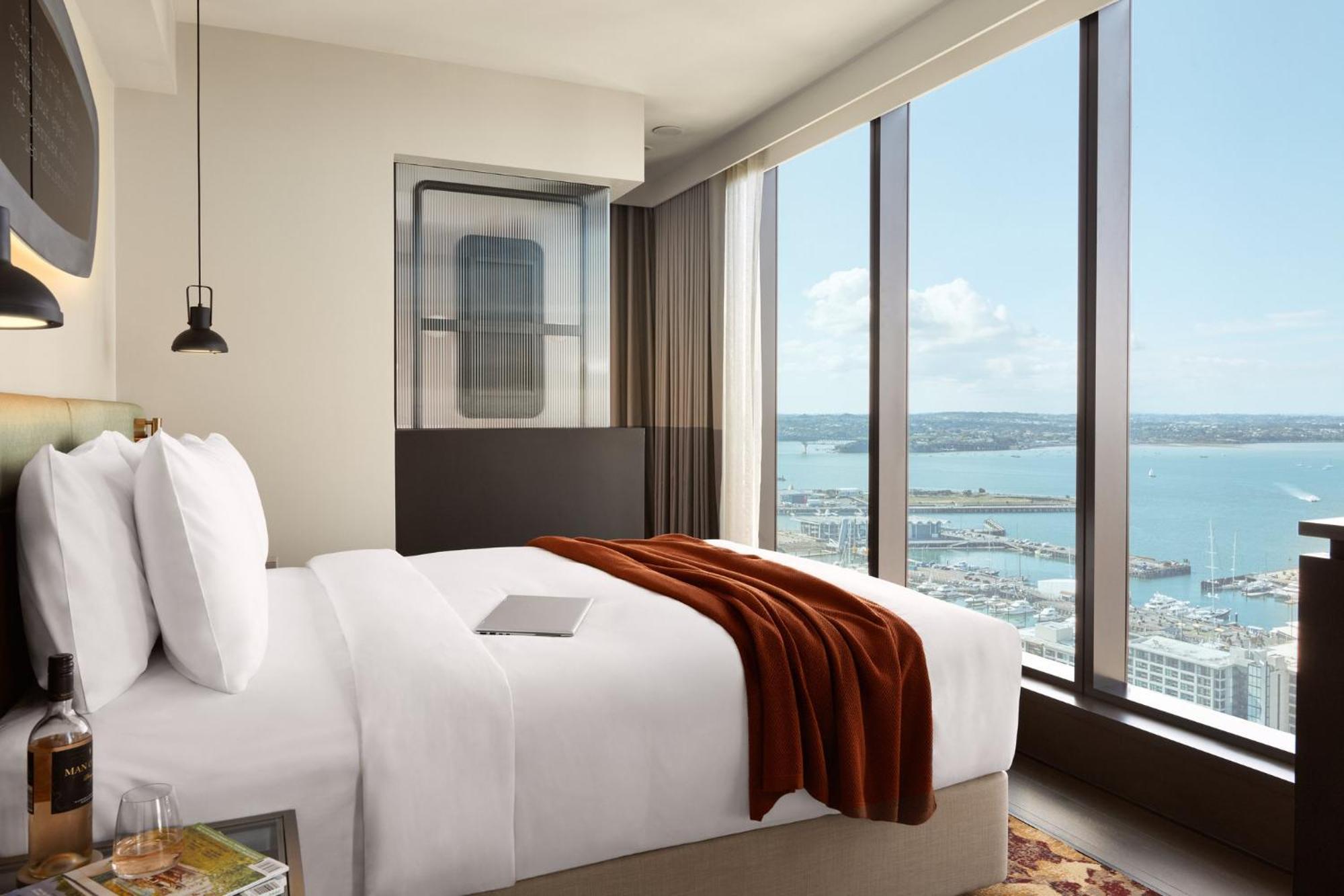 Standard Queen Room with Harbour View - High Floor