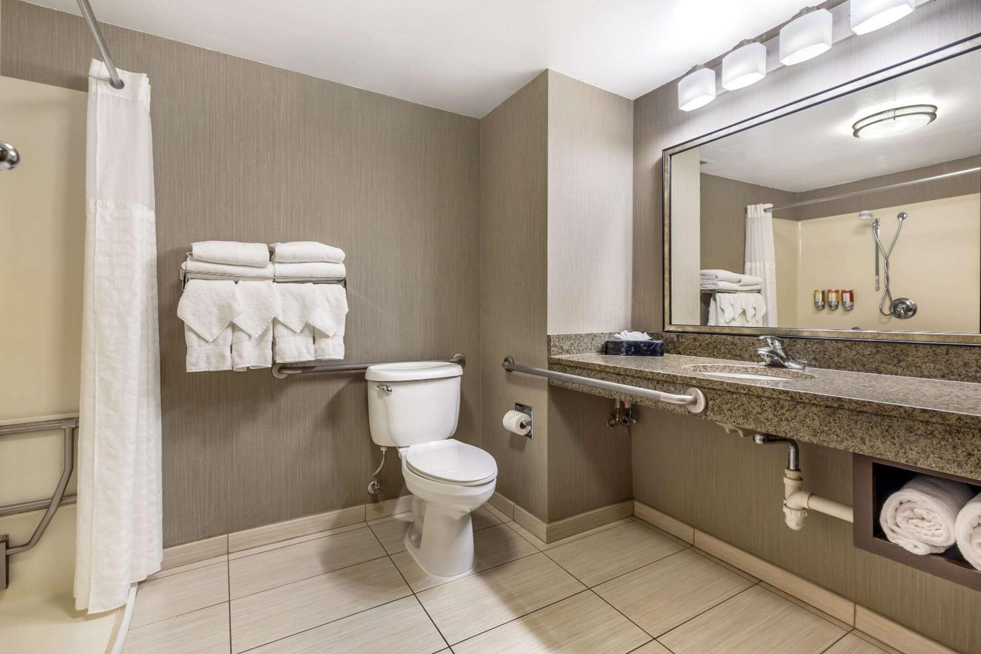 Queen Suite with Sofa Bed - Disability Access