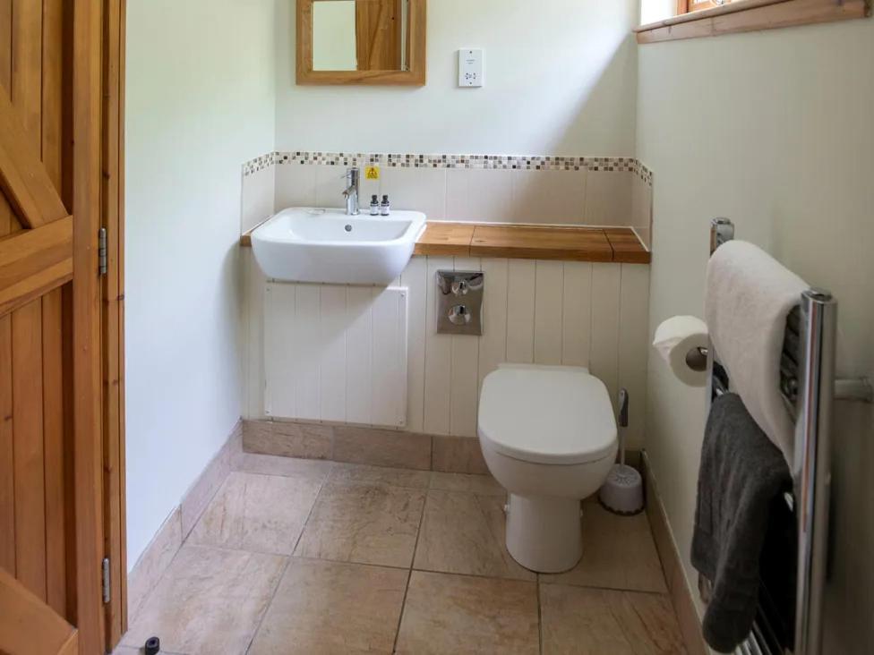 Classic Golden Oak Cabin (pet-friendly)