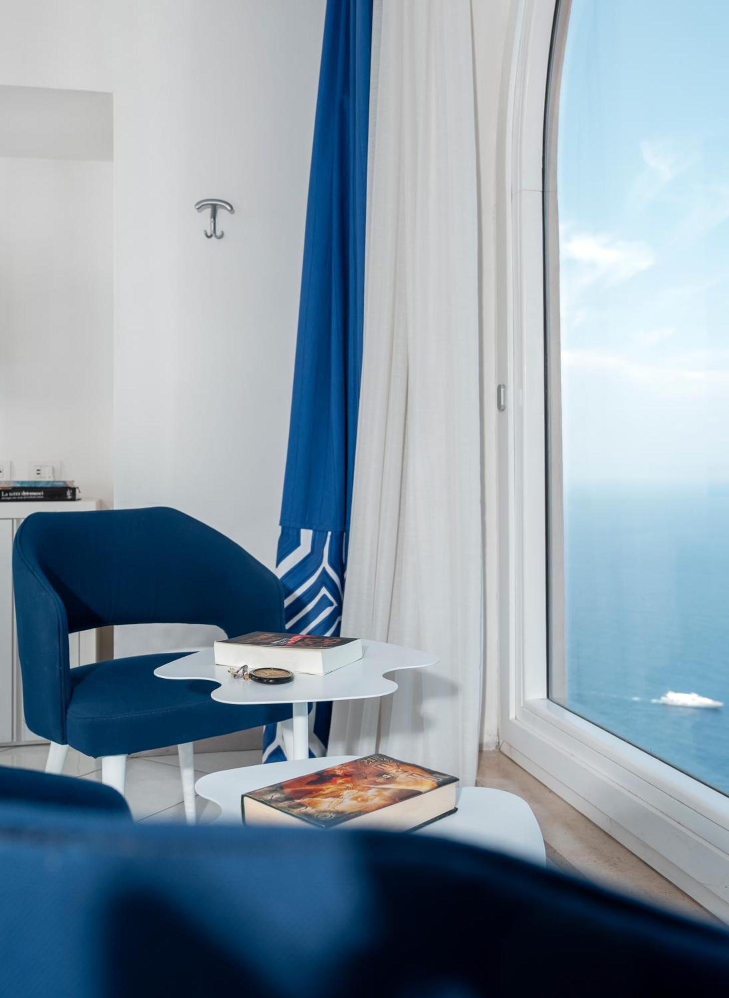 Habitación con cama grande y bañera de hidromasaje