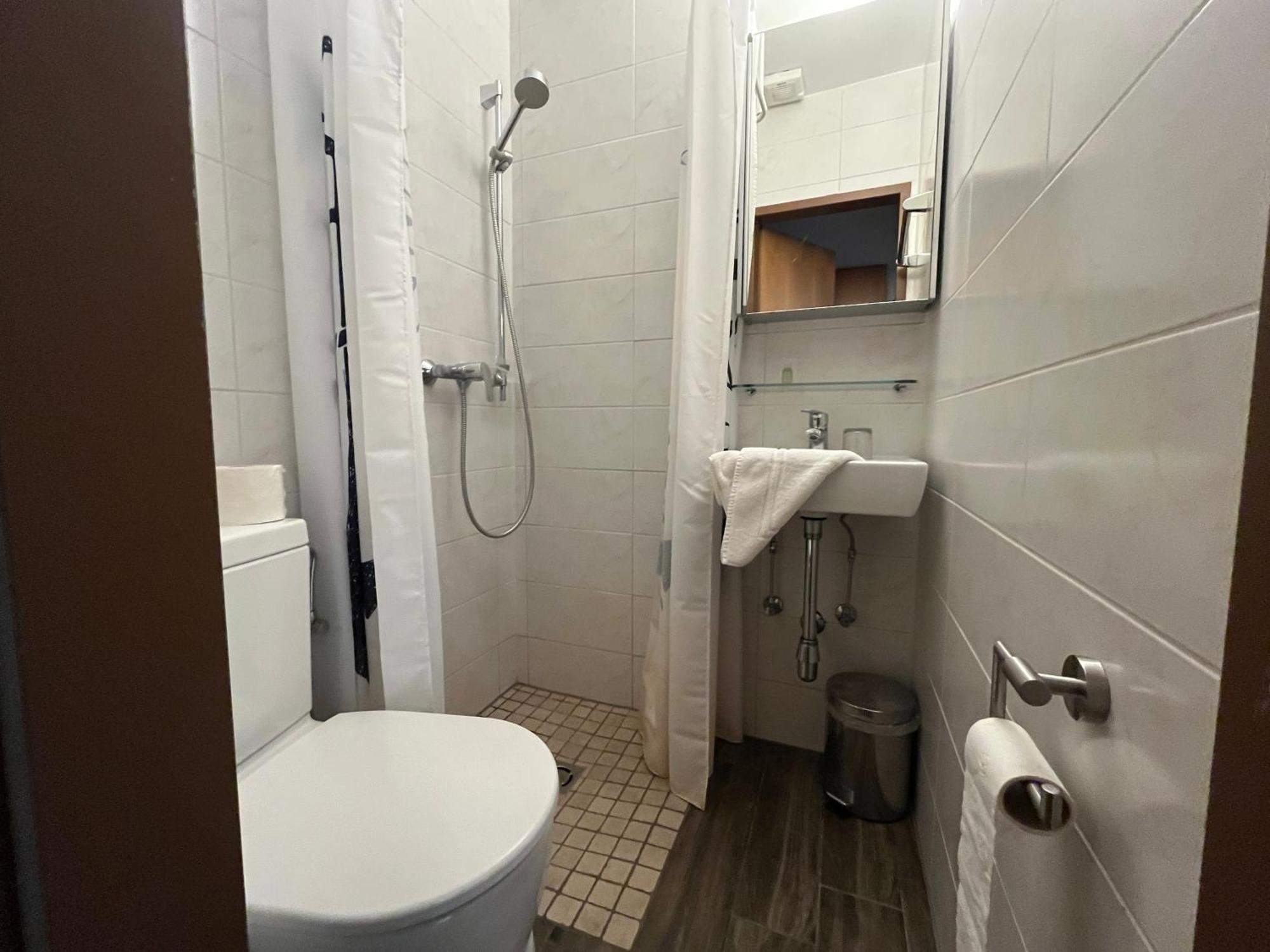 Single Room Shower,1743998766:JPEG