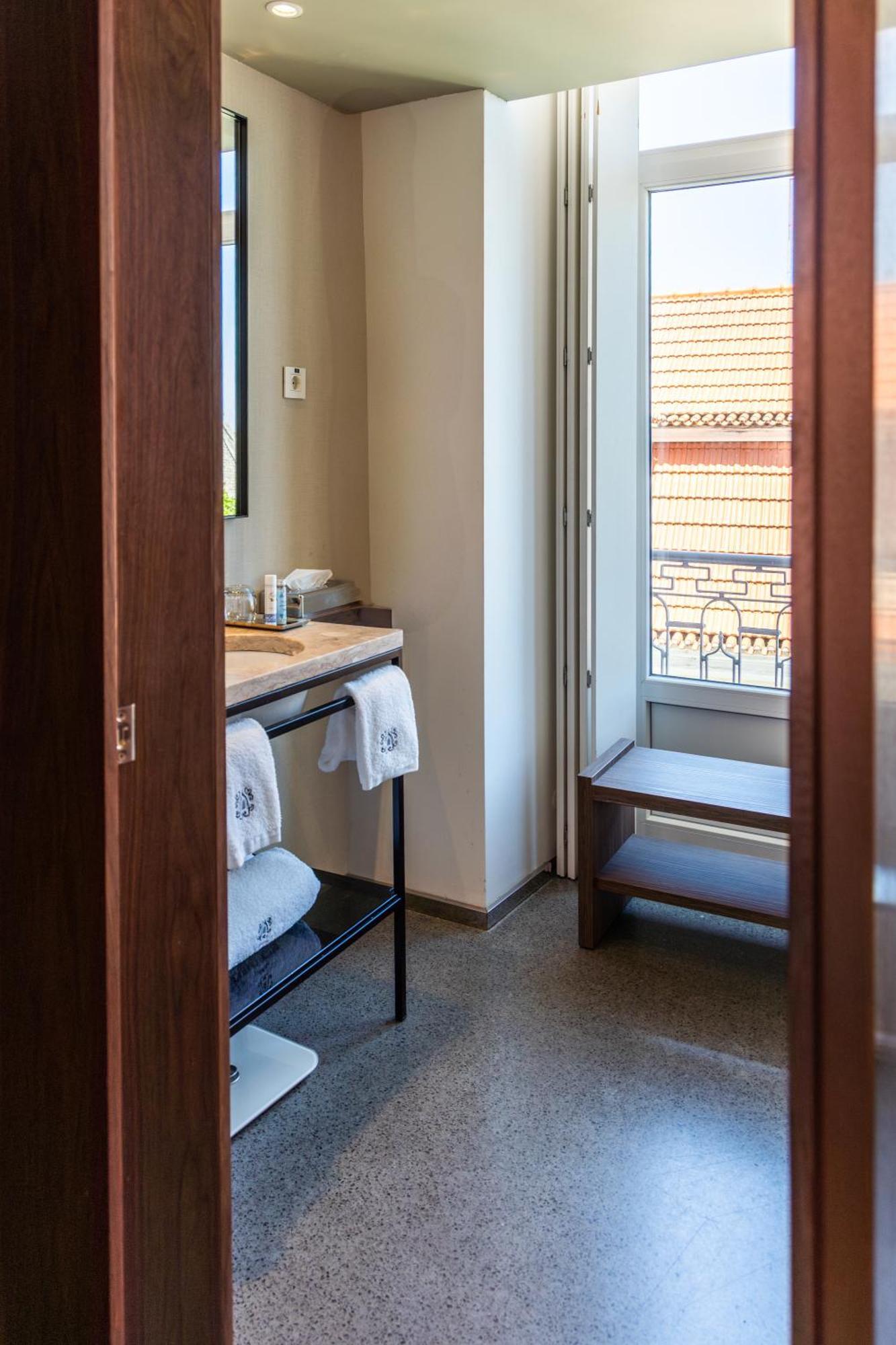Double or Twin Deluxe Room River or Castle View,1689844241:JPEG