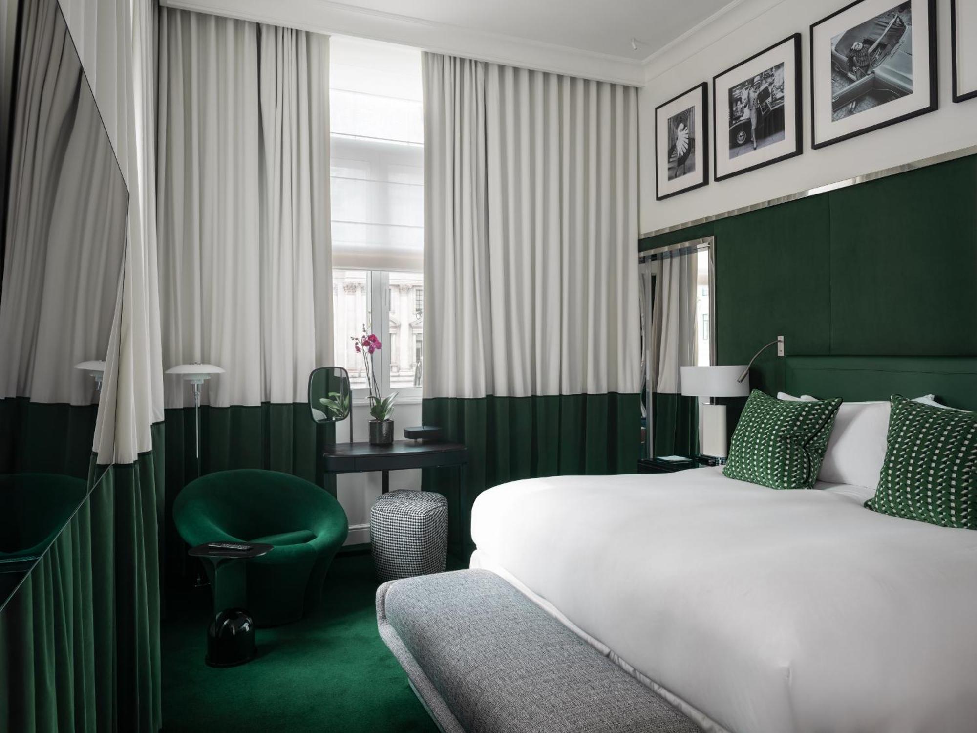 Prestige King Suite Separate Living Room Waterloo Place or Pall Mall View,1710590002:JPEG