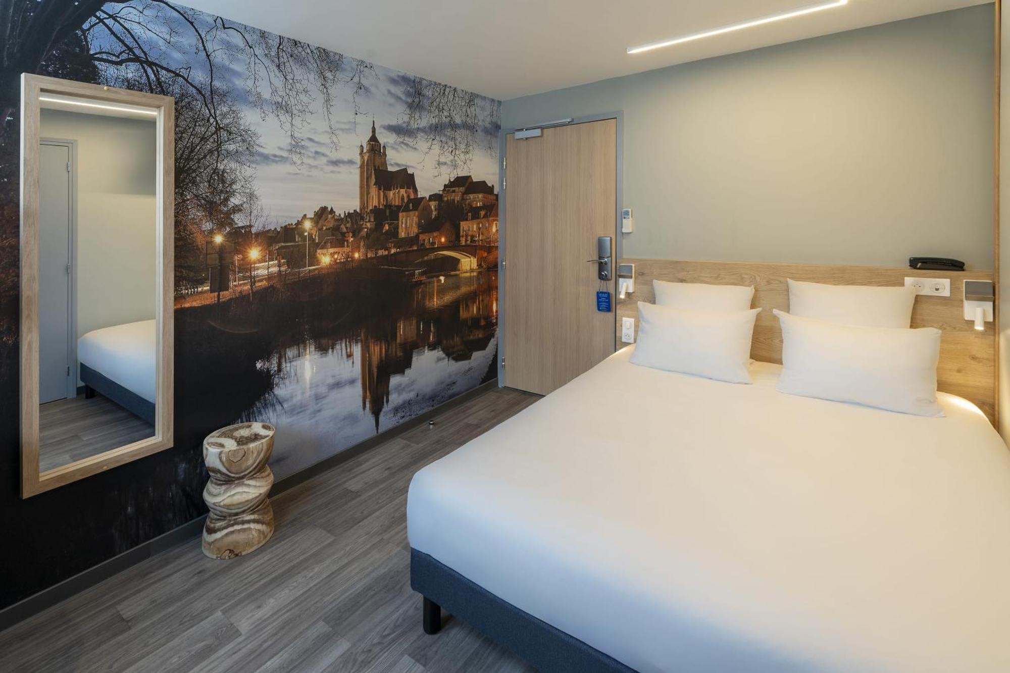 Chambre Lit Queen-Size Standard avec Douche Accessible en Fauteuil Roulant - Accessible aux Personnes à Mobilité Réduite - Non-Fumeurs